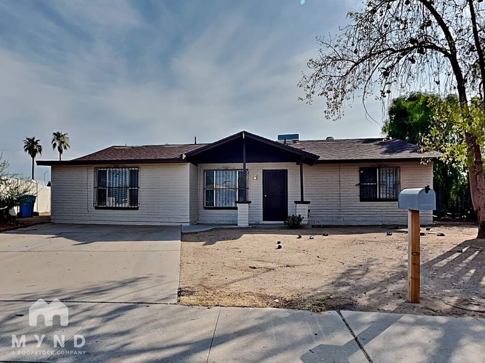 1833 N 48th Ave in Phoenix, AZ - Foto de edificio