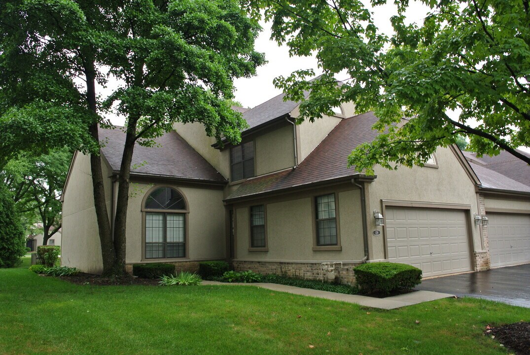 129 Barton Cir in Schaumburg, IL - Building Photo
