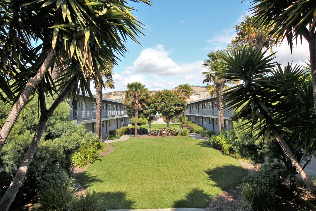 Parklane Apartments in San Leandro, CA - Building Photo