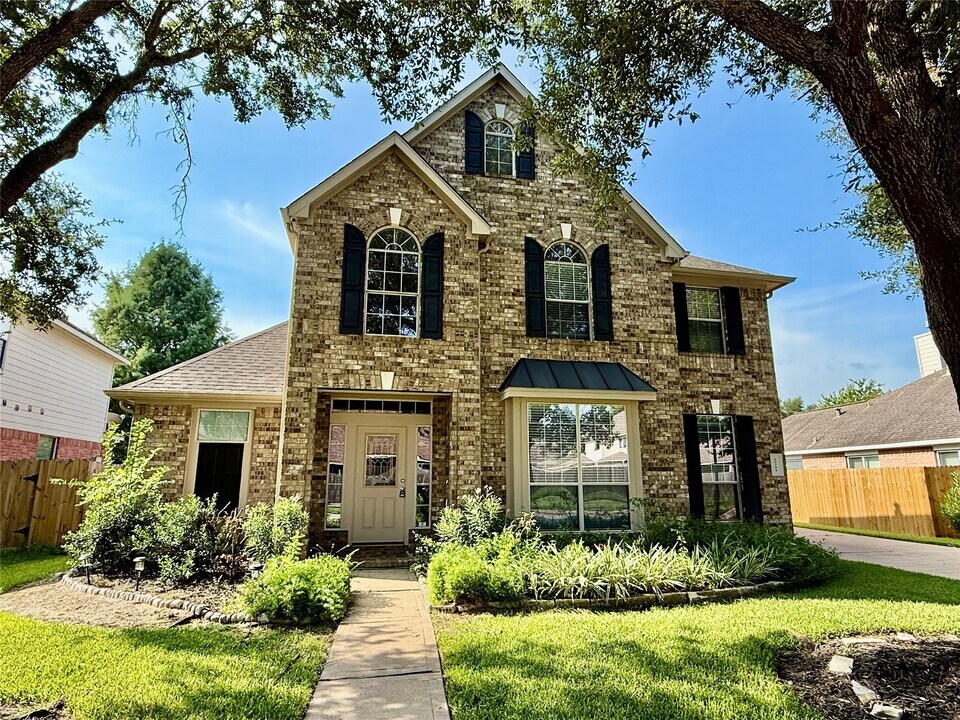 10204 Dawn Brook Dr in Pearland, TX - Building Photo
