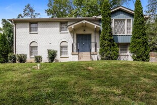 121 Lakeside Park Dr in Hendersonville, TN - Building Photo
