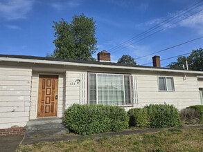 622 W Pilger St in Roseburg, OR - Building Photo - Building Photo
