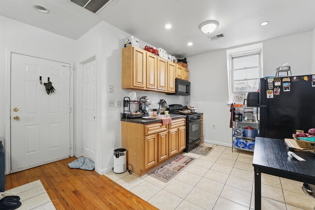 693 Bergen Ave in Jersey City, NJ - Building Photo - Building Photo