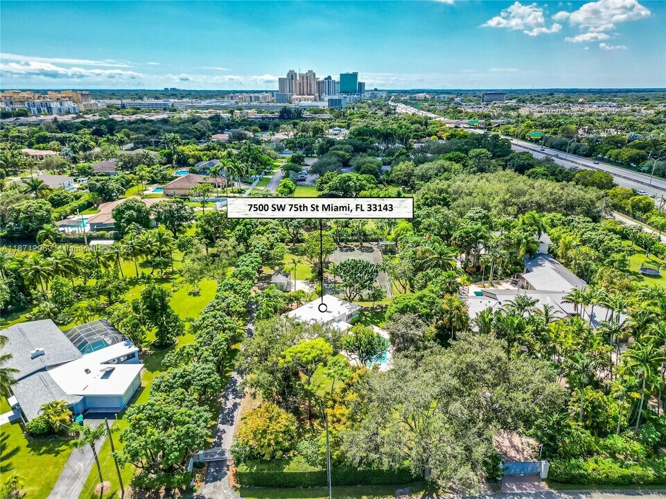 7500 SW 75th St in Miami, FL - Building Photo