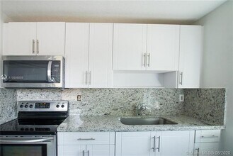 242 NW 14th St in Pompano Beach, FL - Building Photo - Building Photo