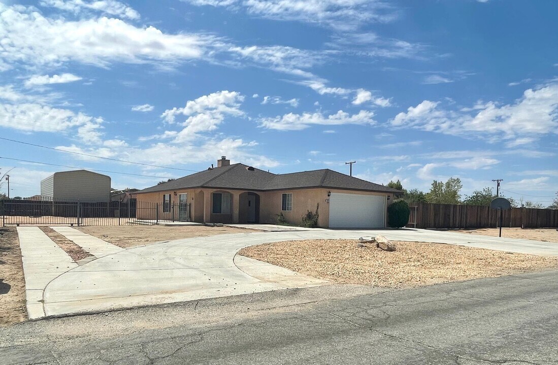 9824 Evelyn Ave in California City, CA - Building Photo