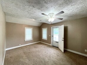 1002 N Grimes St in McPherson, KS - Foto de edificio - Building Photo