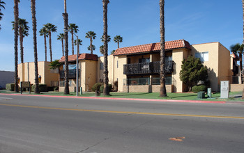 Hacienda Apartments in Hemet, CA - Foto de edificio - Building Photo