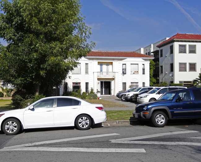 251 S New Hampshire Ave in Los Angeles, CA - Foto de edificio - Building Photo