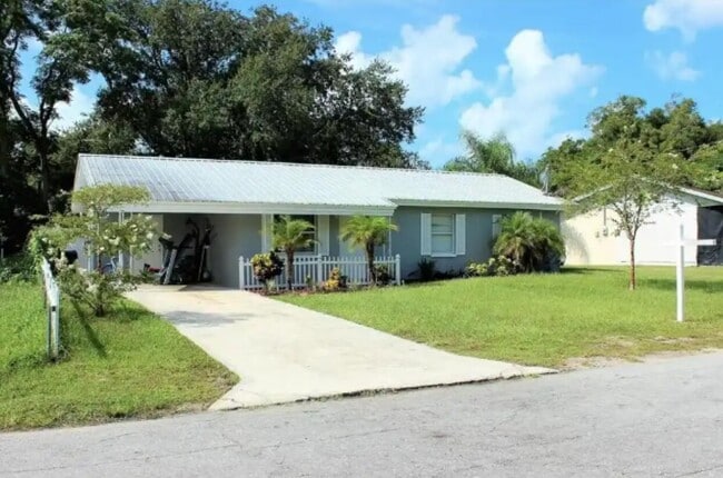 15144 Jeanie Ln in Dade City, FL - Building Photo - Building Photo