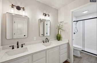313 Devillier St in Bridge City, TX - Foto de edificio - Building Photo