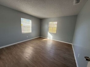 8214 N 17th St in Tampa, FL - Foto de edificio - Building Photo