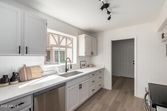 8520 W Palm Ln in Phoenix, AZ - Building Photo - Building Photo