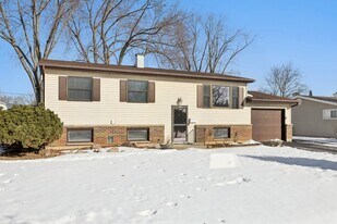18508 W Woodland Terrace in Gurnee, IL - Building Photo