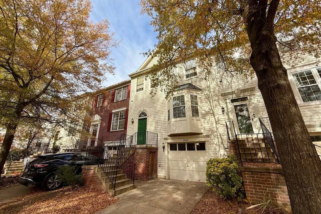 14614 Stream Pond Dr in Centreville, VA - Building Photo