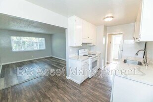 1922 Ethan Way in Sacramento, CA - Building Photo