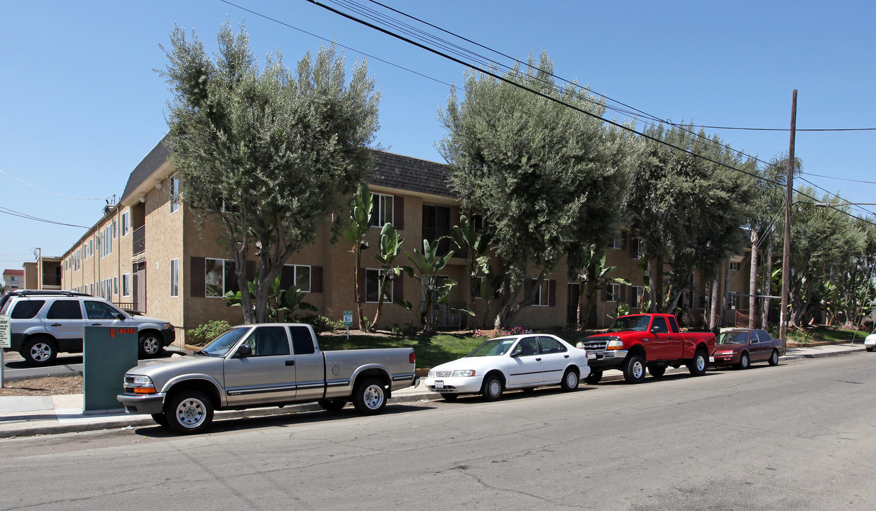 Madison Avenue Manor in San Diego, CA - Building Photo