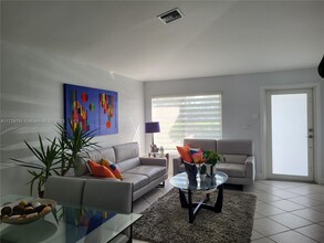 15037 SW 138th Terrace in Miami, FL - Foto de edificio - Building Photo