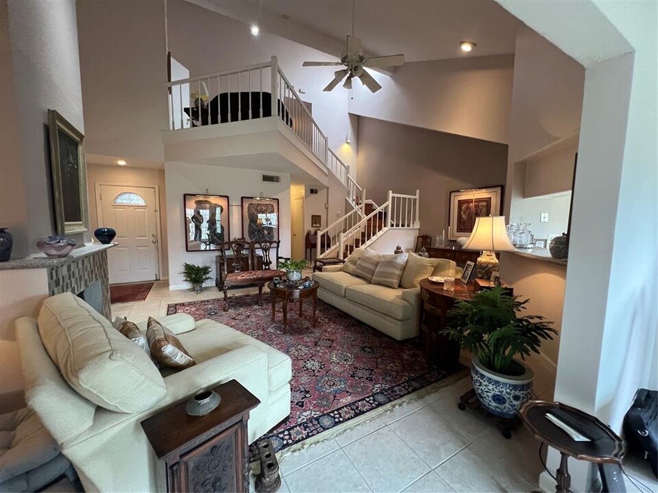 9400 Doliver Dr in Houston, TX - Building Photo