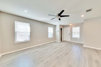 5609 Silver Screen Dr in Austin, TX - Building Photo - Building Photo