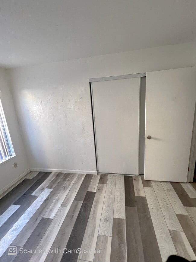 8142 Scottsdale Dr, Unit Room 1 in Sacramento, CA - Foto de edificio - Building Photo