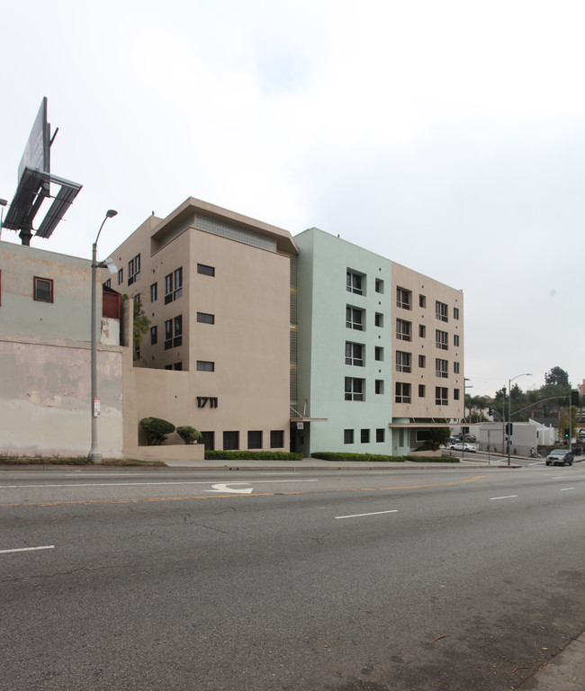 Steel Plaza Apartments in Los Angeles, CA - Building Photo - Building Photo