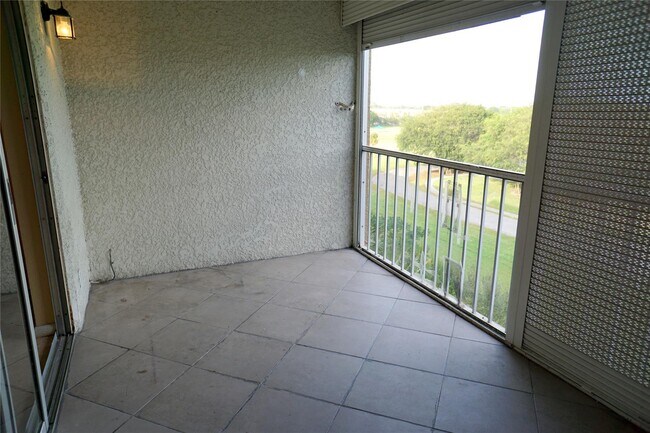 4570 NW 18th Ave, Unit 607 in Deerfield Beach, FL - Foto de edificio - Building Photo