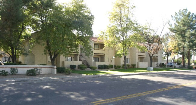 The Greens Apartments in Phoenix, AZ - Foto de edificio - Building Photo