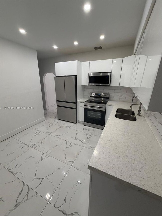 345 SW 49th Ave in Coral Gables, FL - Building Photo - Building Photo