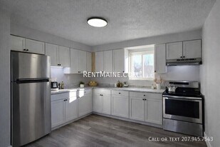 8 Hillside Ln in Lewiston, ME - Building Photo