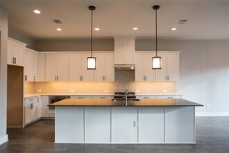 3022 Sunridge Dr in Austin, TX - Building Photo - Building Photo