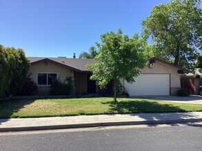 1333 Pierce Dr in Clovis, CA - Building Photo - Building Photo