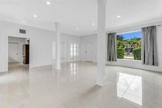 2300 SW 24th St in Miami, FL - Foto de edificio - Building Photo