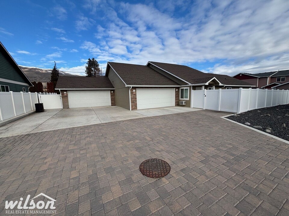 109 Pear Ct in Naches, WA - Building Photo