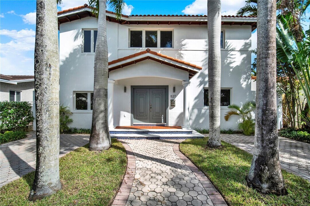 527 SW 20th Rd in Miami, FL - Building Photo