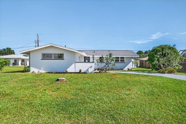 420 Palm Creek Dr in Englewood, FL - Building Photo - Building Photo