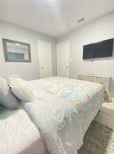 2425 NW 67th St in Miami, FL - Building Photo - Building Photo