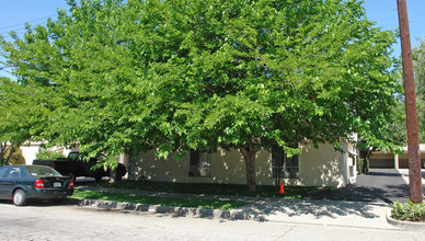 7454 Canby Ave in Reseda, CA - Foto de edificio - Building Photo