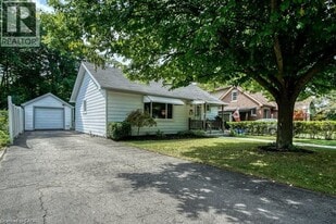 102 Kribs St in Cambridge, ON - Building Photo