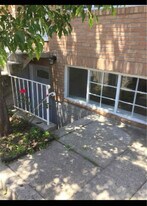 2 Woodcutters Ln in Staten Island, NY - Building Photo
