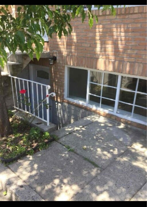 121 Woodcutters Ln in Staten Island, NY - Building Photo