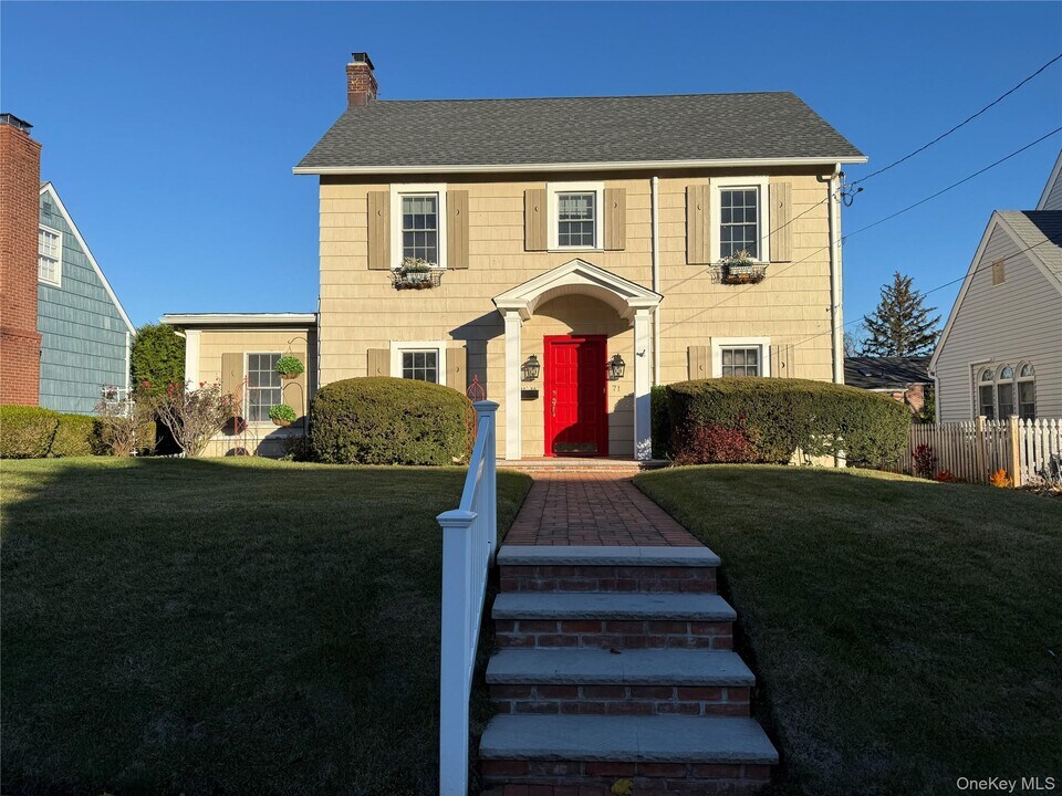 71 Hillcrest Ave in Manhasset, NY - Building Photo