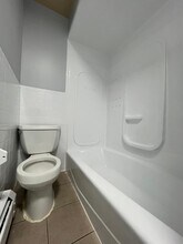 330 Broadway, Unit 3 in Bayonne, NJ - Foto de edificio - Building Photo