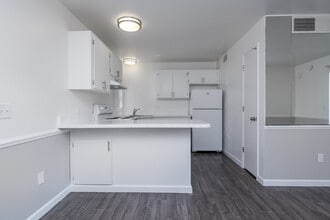 Cambridge Village Apartments in Tucson, AZ - Foto de edificio - Interior Photo