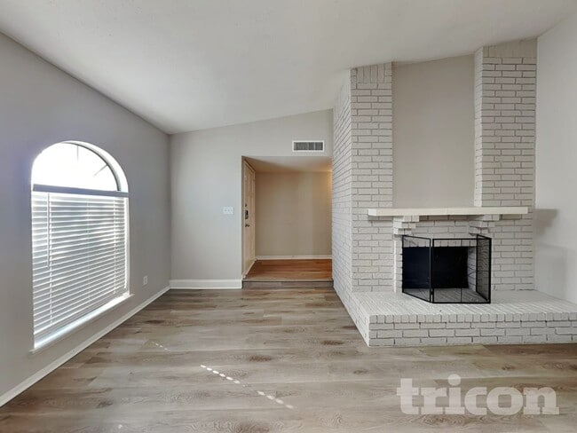 5001 Oregon Ct in Grand Prairie, TX - Building Photo - Building Photo