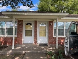 819 E Lindsey St in Norman, OK - Building Photo
