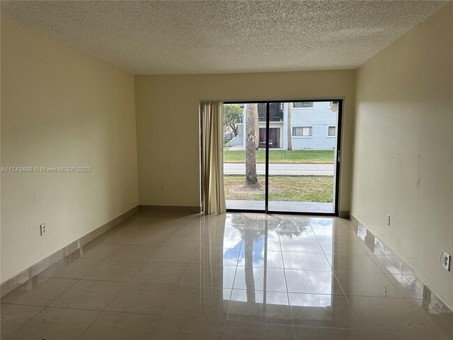 7110 NW 179th St in Hialeah, FL - Building Photo - Building Photo