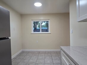 1365 Stanwood Dr, Unit 4 in San Jose, CA - Foto de edificio - Building Photo