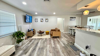 232 SE Monroe Cir N in St. Petersburg, FL - Building Photo - Building Photo