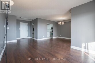 135-2135 Hillcrest Ave in Mississauga, ON - Building Photo - Building Photo